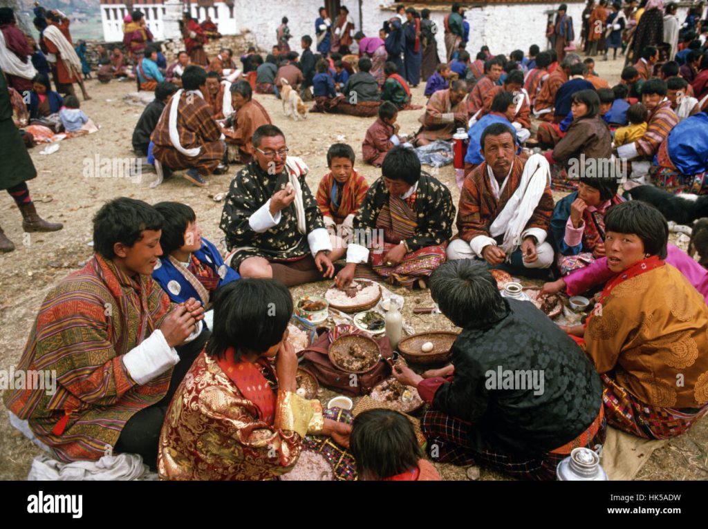 bhutanese families having lunch at the paro tshechu mask dance festival hk5adw